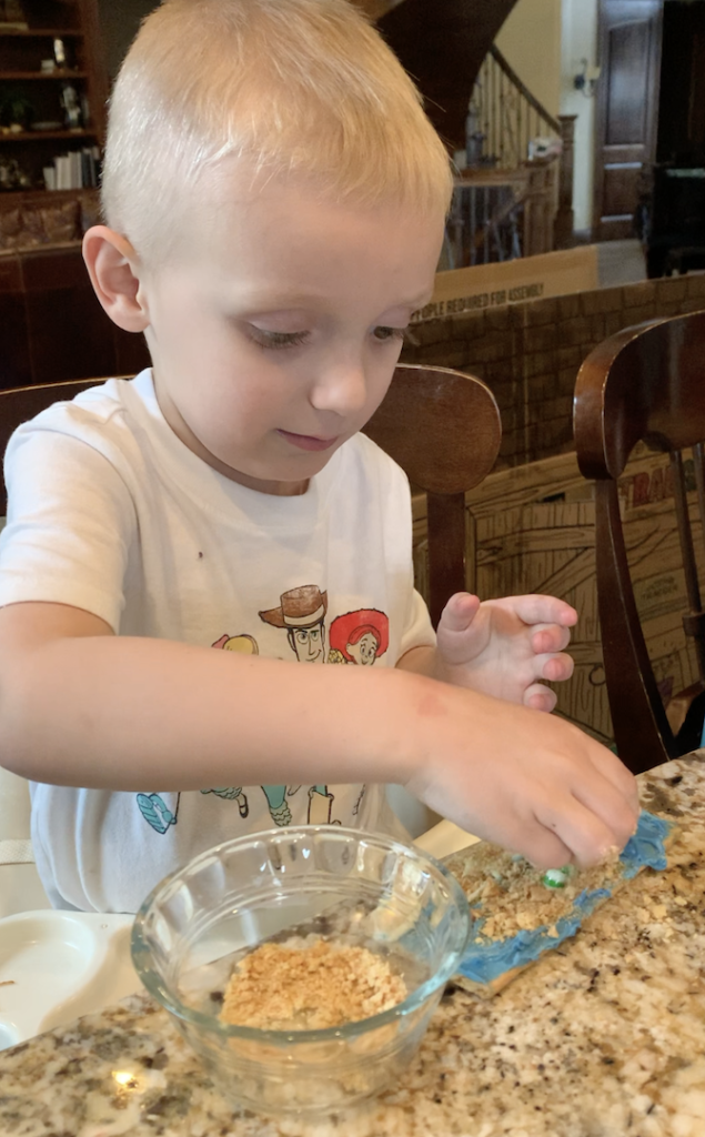 making seashell beach cookies